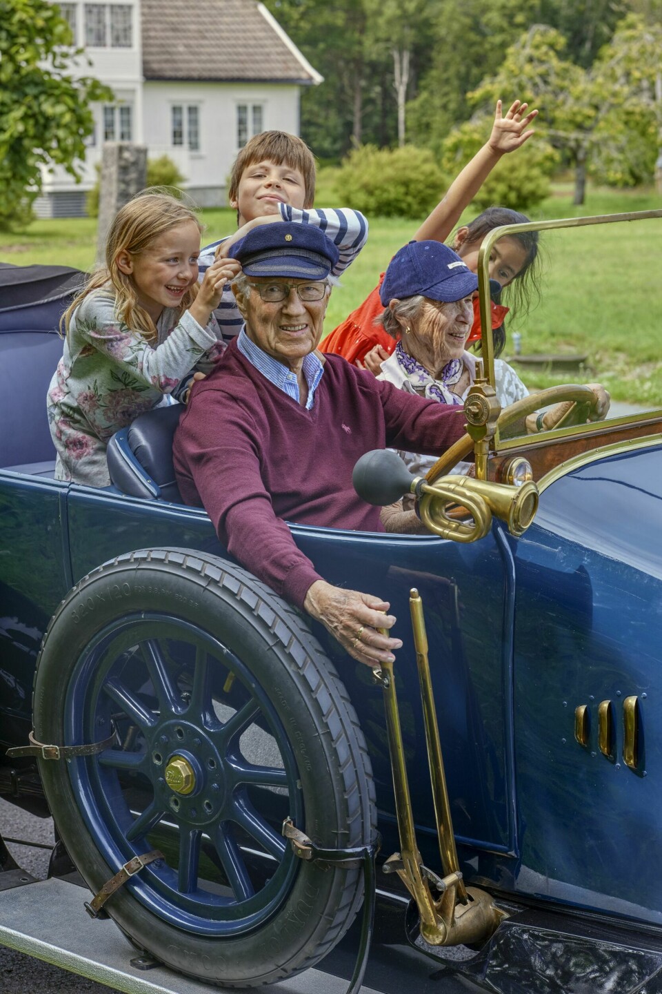 KJØREGLEDE: Det vekker oppsikt i nabolaget når Harald Styrmoe og familien kommer kjørende i Fiaten. Fra venstre: Ingrid Solberg Falch, Harald Styrmoe, Vegard Falch, Maddie Ampon og Signe-Lise Styrmoe.