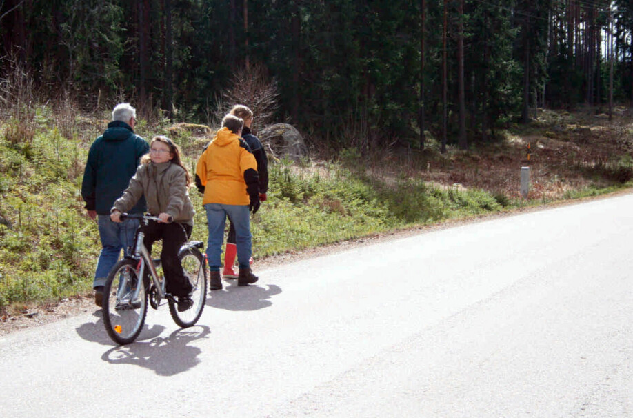 SYKLET MOT SIN DØD: En hobbyfotograf tok dette bildet av Engla Höglund (10) på vei hjem fra fotballtrening. Få hundre meter fra hjemmet ventet en drapsmann på henne.