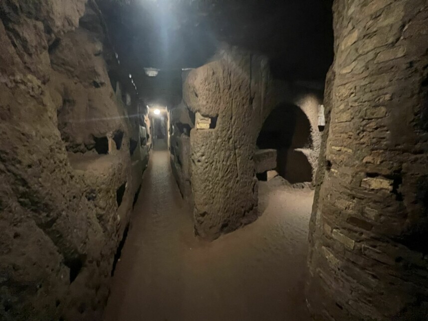 GRAVKAMMER: Domitillas katakomber består av kilometer på kilometer med gravplasser, enkelte steder ligger det fortsatt lik.