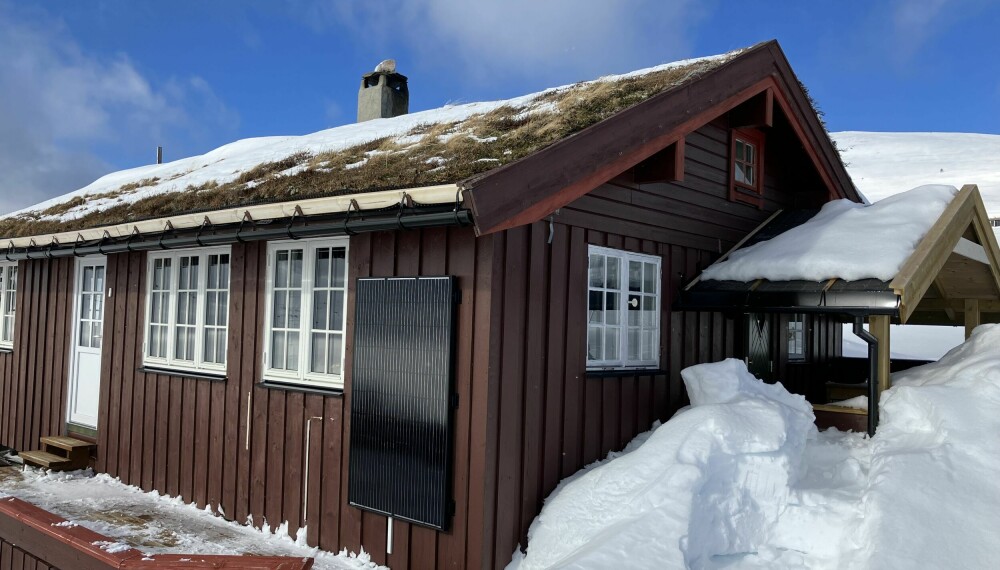 MYE SNØ: Om vinteren kan det bli mye snø rundt hytta og da må spaden fram.