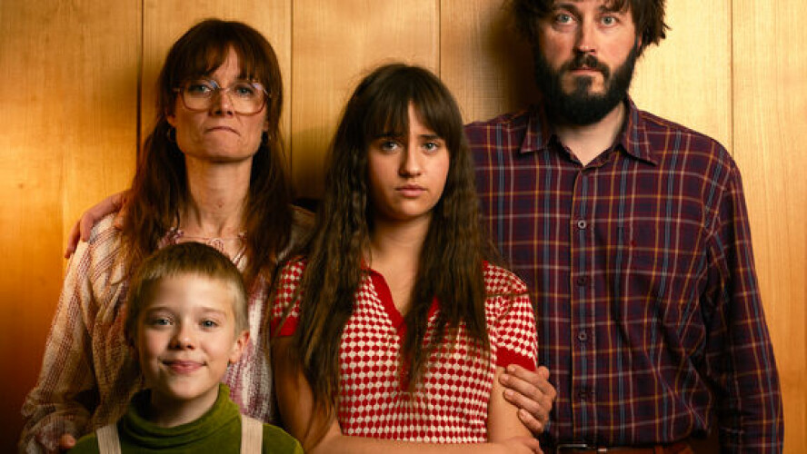 RADDISFAMILIEN: I serien «Våre beste år» gjør musiker og tidligere vinner av «Stjernekamp» Bjørn Tomren sin skuespillerdebut. Han spiller Pernilles ektemann. Barna spilles av Tobias Solli Kaarfald og Cala Holmboe.