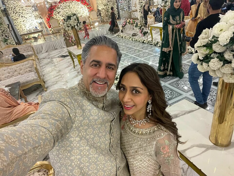 PAKISTANSK BRYLLUP: Abid med sin vakre kone Nadia i bryllup i Pakistan sist vinterferie. De kjøpte nye klær til seg og barna i den neste største byen Lahore – hvor hennes foreldre har hus – før de dro til hans fars gamle landsby.
