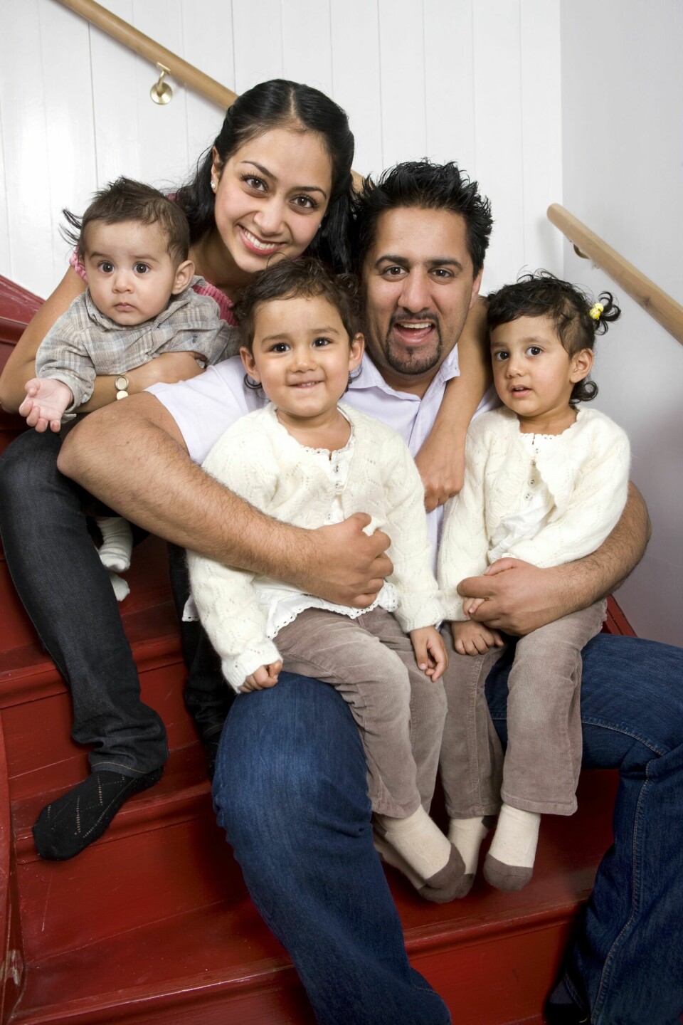 LYKKELIG FAMILIE: Både Nadia og Abid har kjempet hardt for sin frigjøring fra skam og skyld, en del av deres pakistanske oppdragelse. Deres tre barn har fått den friheten de selv ønsket, å ta sine egne valg – også på tvers av religionen de vokste opp med.