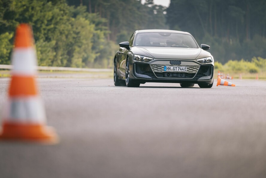 DEMPINGEN: Dempere med to ventiler utgjør sammen med luftfjæringen et strålende eksempel på aktiv fjæring. Dempingen på hvert hjul styres helt separat ved hjelp av elektrohydrauliske aktuatorer. Dempingen gjør at selv Performance-versjonen oppleves komfortabel selv i stiveste oppsett.