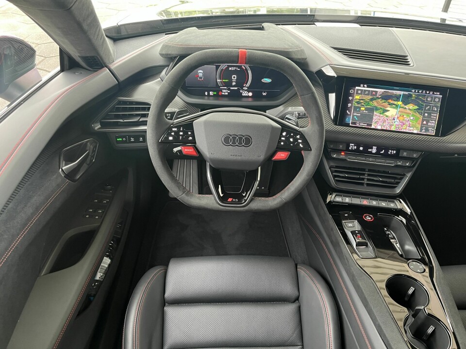 NYTT RATT: De røde knappene for ditt forhåndsprogrammerte RS-oppsett og 10 sekunders ekstra boost er eksklusivt for RS-modellene. Styringen er elektromekanisk med fartsavhengig motstand.