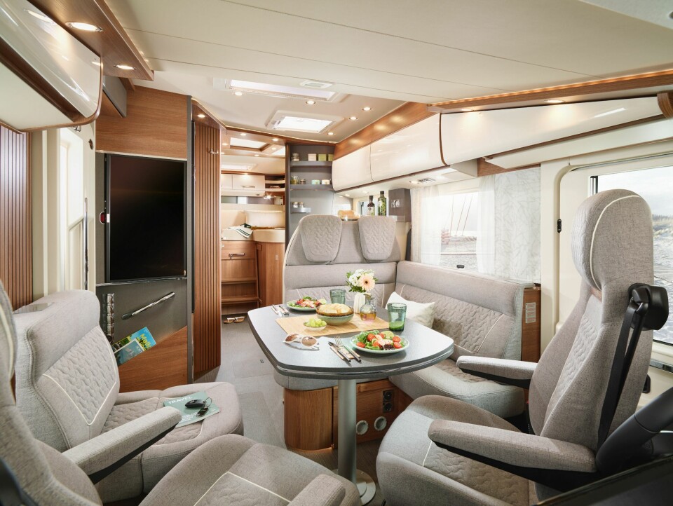 STANDARD: Innredningsstilen Casablanca 2 (bildet) er standard. Integrert 32-tommers LED med veggfeste som kan vris 180 grader er ekstrautstyr.