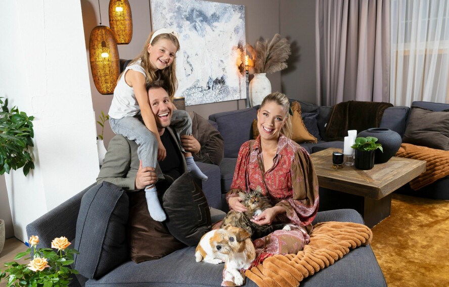 FAMILIEKJÆR: Sverre, Cecilie, datteren Saga, hunden Kari og katten Ola trives aller best når de er sammen. Lillesøster Sunniva på fire år sloknet innen bildet ble tatt.