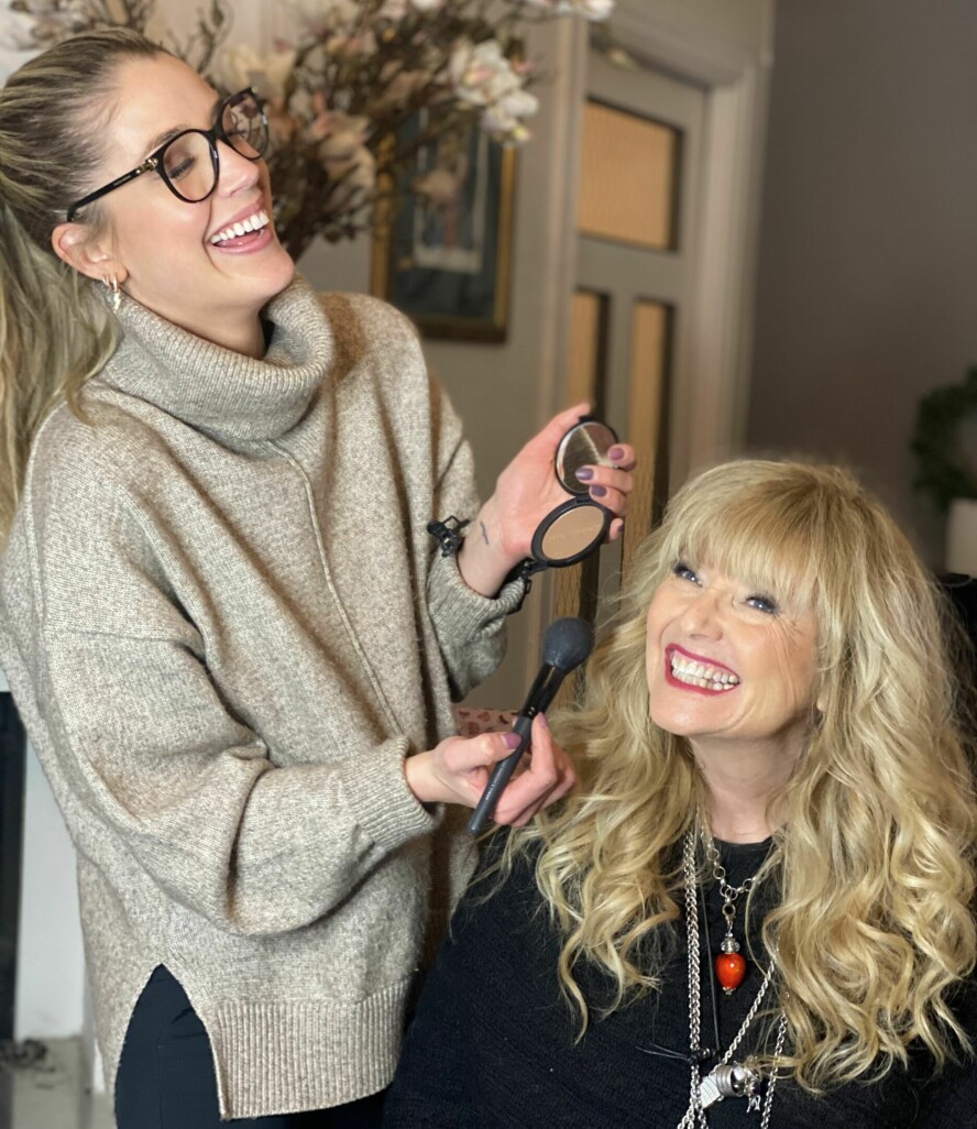 GODT FORHOLD: Cecilie og svigermor Hanne har et nært forhold. – Jeg vant svigermor-lotteriet, sier Cecilie til Her og Nå.