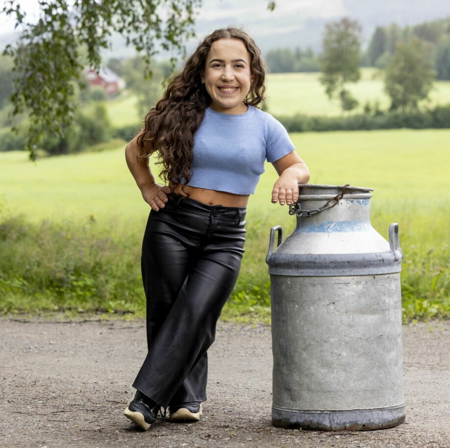 FARMEN: Miriam Jasmin Vik begir seg ut på nye utfordringer i den populære TV 2-serien. Hun håper å vise at høyden på 112 centimeter ikke er til hinder for hardt fysisk arbeid.
