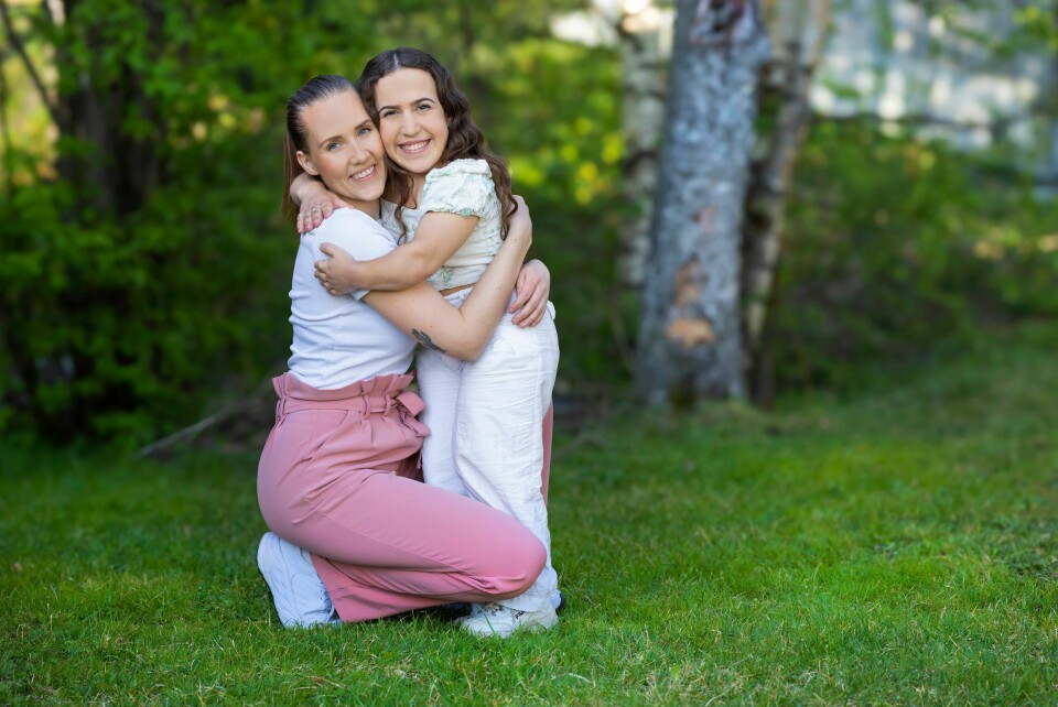 STØTTESPILLER: Familien er stolte av Miriam som meldte seg på «Farmen». Her sammen med fostersøsteren Lisa, som er en viktig støttespiller.