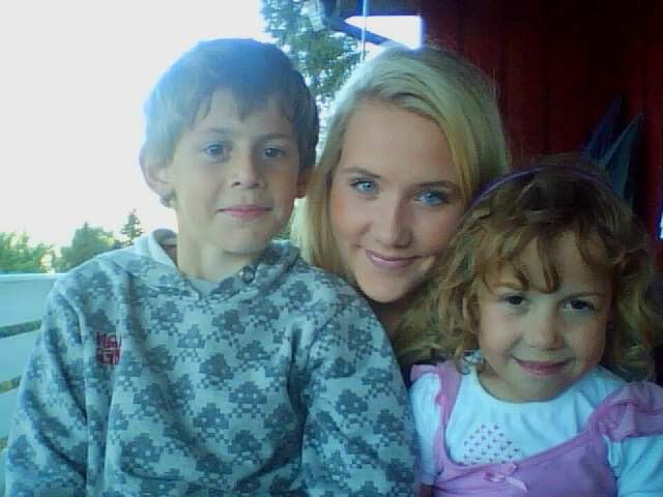 TRYGG HAVN: Miriam var seks år gammel da hun og broren Alexander kom til sin trygge fosterfamilie. Her sammen med den ti år eldre foster- søsteren Lisa.