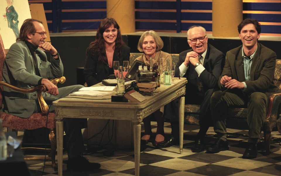 KJENT FAMILIE: Nini, Karin, Thorvald og Jens Stoltenberg var gjester i programmet På tide i 1992. Programleder var Ole Paus (til venstre).