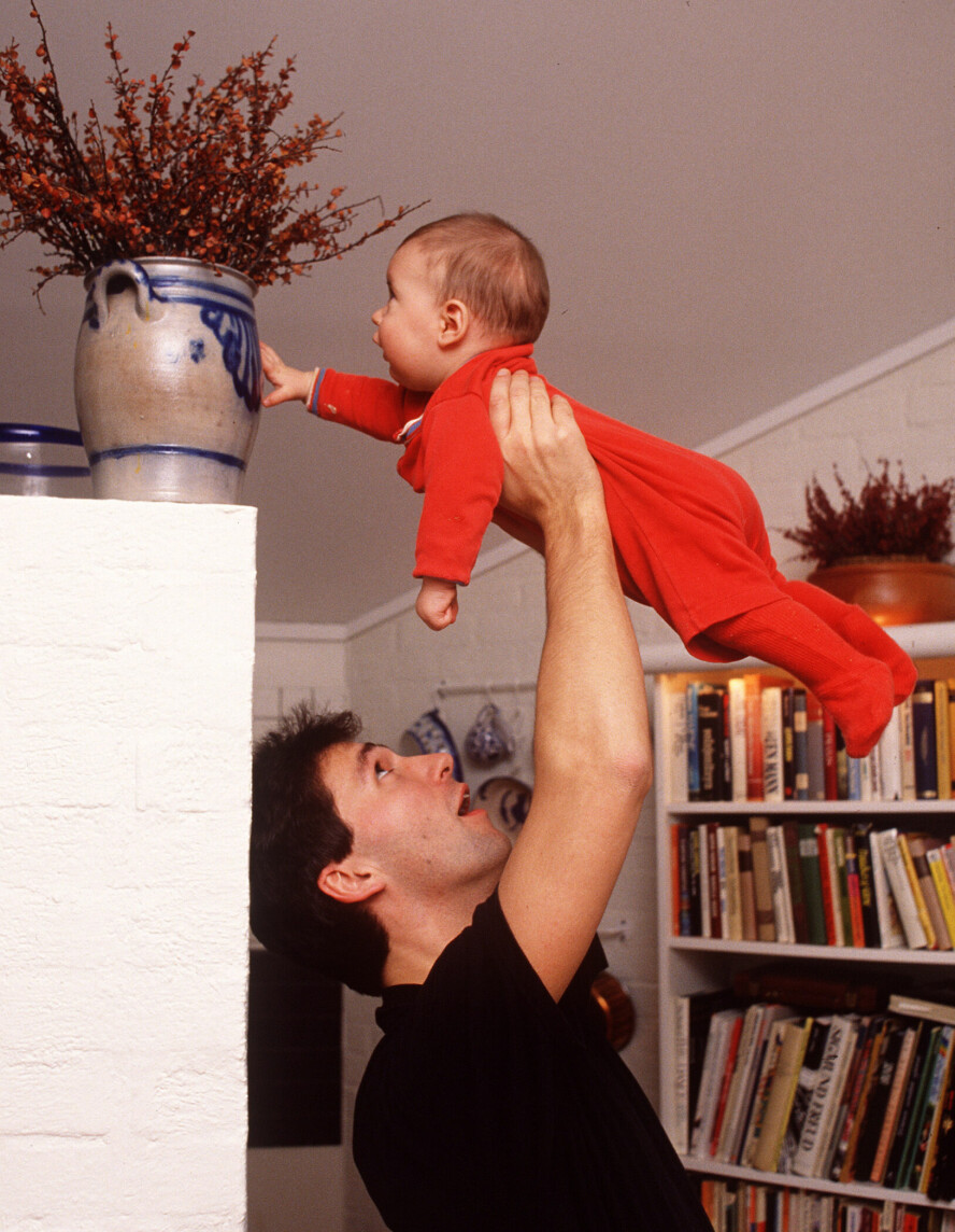 TIDLIG UTE: I 1989 var det slett ikke vanlig å ta pappapermisjon. Jens var en av de første som benyttet seg av denne ordningen. Her med sønnen Axel.