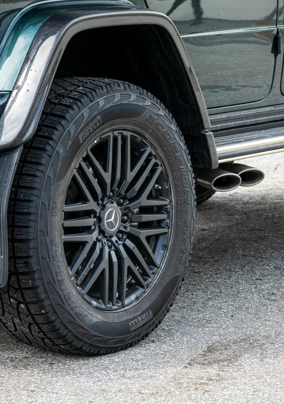 VIKTIGE DETALJER: Skjermutbygging i karbonfiber, 22-tommers offroaddekk og doble eksosrør på hver siden for virkelig å gi V8-lyden fritt spillerom.