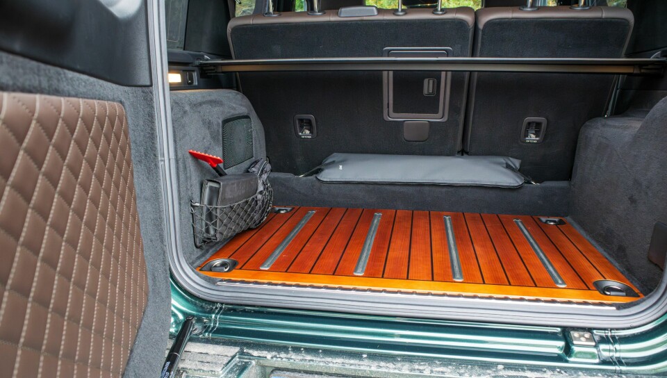 BÅT ELLER BIL: Et lite blikk inn i Manufaktur-verdenen, her i bagasjerommet med spesialbestilt båtgulv og skinn i bakdøren.