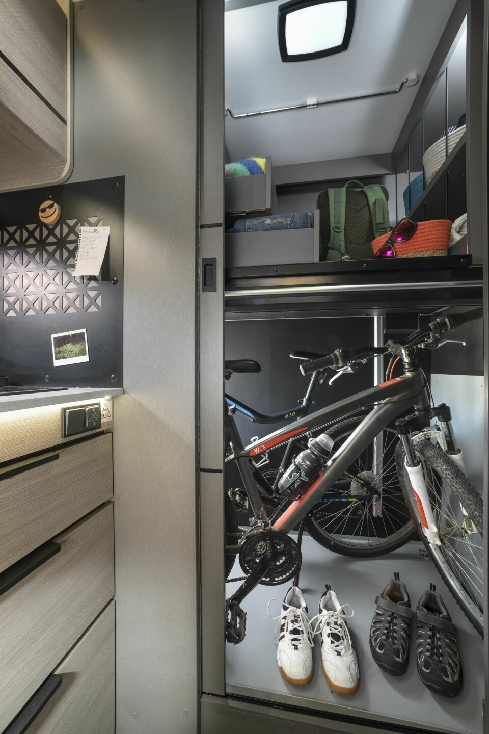 GARASJE: ... eller stor garasje. Valget er ditt.