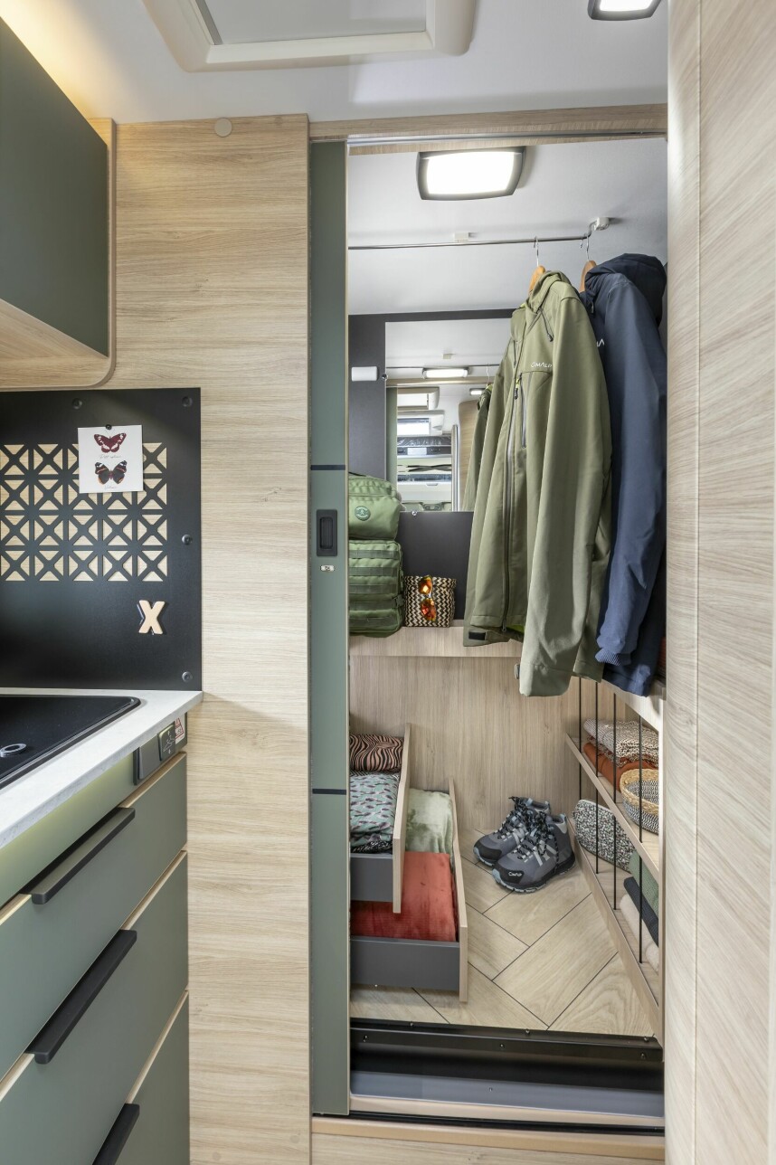 WALK IN CLOSET: Stor garderobe ....