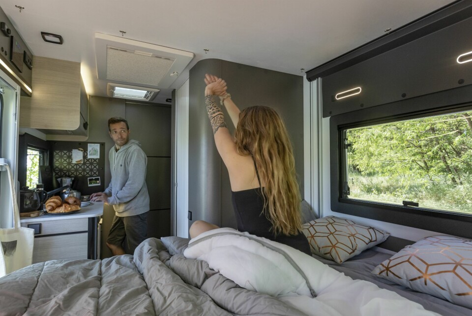 SENKESENG: Challenger X250 har sengeplass til fire, men virker mest ideell for to.