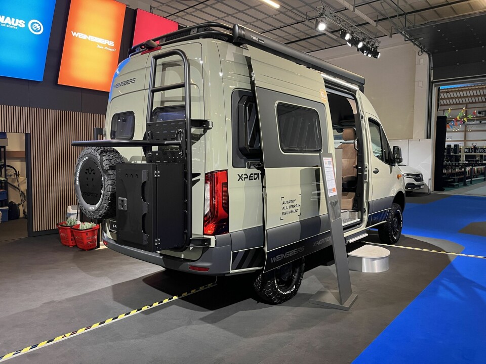 X-PEDITION: Kraftig takgrind med LED-skinner. Kjørebroen som er hektet på takgrinden bak sier det meste om bilens formål.