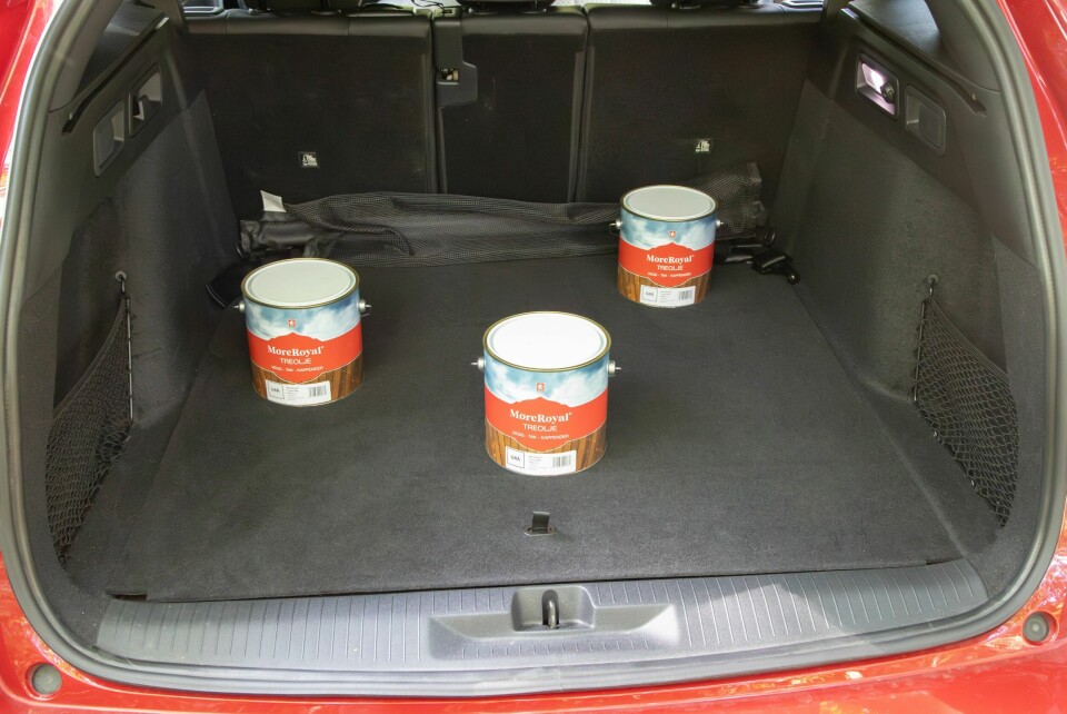 BAGASJEROM: Her er det plass i (og til) bøtter og spann. 516 liter er det skikkelig schwung over, og noe vi kan bekrefte holder hva det lover i praktisk bruk.