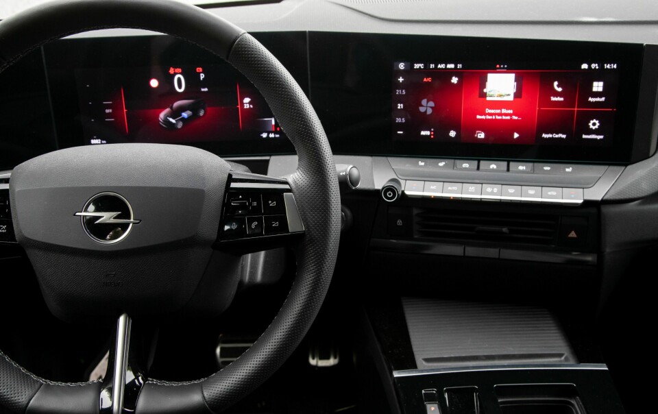 BRA MIKS: Noen rattbrytere, vanlige hendler og primærfunksjonen i underkant av betjeningsskjermen er veldig bra. Så har mindre sentrale, men plasskrevende elementene som underholdning og navigasjon havnet der.