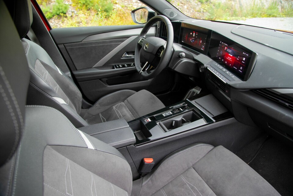 PRAKTISK: Fine seter, behagelig og lav sittestilling i nøktern Opel-innpakning.