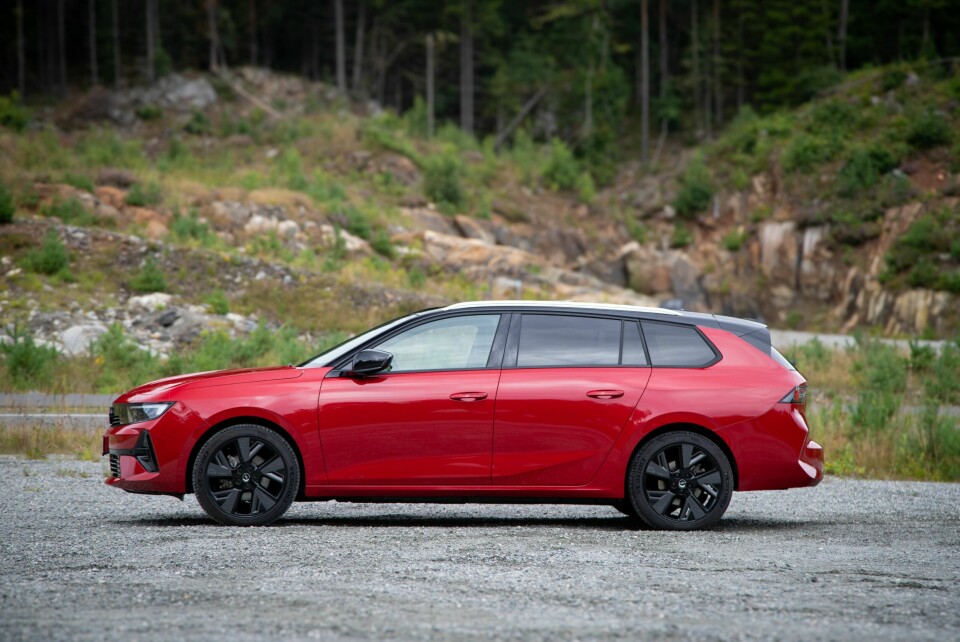 BRA BALANSE: 18-tommers hjul som ikke er alt for brede og lave (215/45-18) sørger for godt veigrep og hyggelig fjæringskomfort.