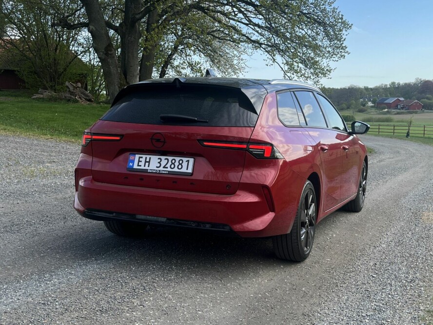 FOLKEBIL: Joda, det finnes elbiler som lader raskere og kjører lenger før ladebehovet melder seg. Det er likevel noe svært tiltalende med Astra Sport Tourer, som gir veldig mye praktisk bil for pengene. I tillegg er den morsom å kjøre, godt hjulpet av at den veier elbil-beskjedne 1,8 tonn.