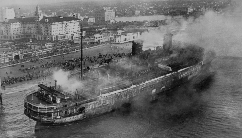 DREV PÅ LAND: Uten styring, uten motor og uten levende om bord drev luksus-damperen «Morro Castle» på land ved Asbury Park i New Jersey.