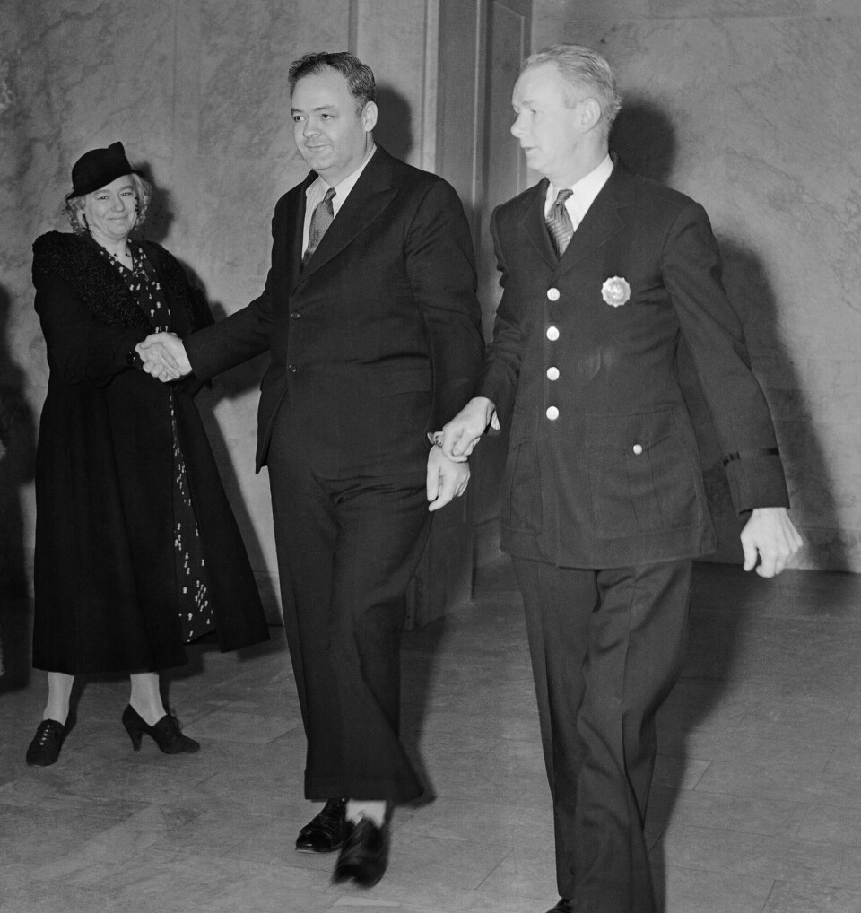 HELTEN: Eller var George White Rogers (i midten) massemorder? Spekulasjonene, blant annet fra en politisjef i Bayonne, gjorde at Rogers sendte en bombe som nesten tok livet av sjefen. Her under rettssaken der han ble dømt for drapsforsøk.