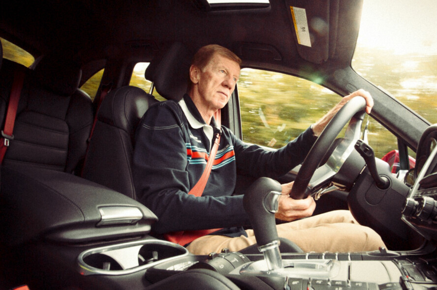 LEGENDE: Walter Röhrl, her i en Porsche Cayenne GTS..