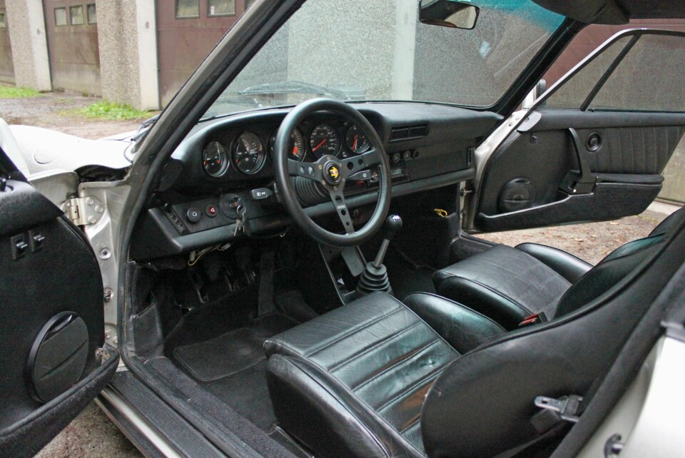 VELKOMMEN INN: Sort interiør er for noen litt kjedelig. Her er det helt perfekt. Sportsseter med god sidestøtte trengs for å skikkelig utforske hva 911 SC har å by på.