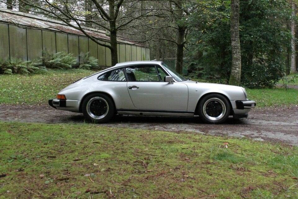 ELEGANT: Tidløs silhuett med et ukomplisert design. Der turbo-modellene var mer vulgære, er denne langt mer elegant i sin fremtoning. Legg merke til Fuchs-felgene i 15-tommers dimensjon.