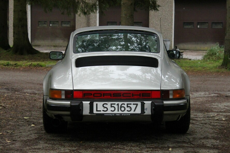 STAY BEHIND: Bakparten er rensket for emblemer og merker, med unntak av «PORSCHE» i store blokkbokstaver i reflektor-panelet. Her kommer ingen forbi.