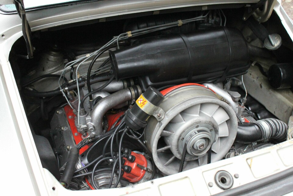 BOKSER-MOTOR: Porsche i rødt, grått og sort. Motoren er kompakt og ligger lavt i bilen. Treliteren yter 204 hk, nok til å sørge for en akselerasjon fra 0–100 km/t på 6,2 sekunder.