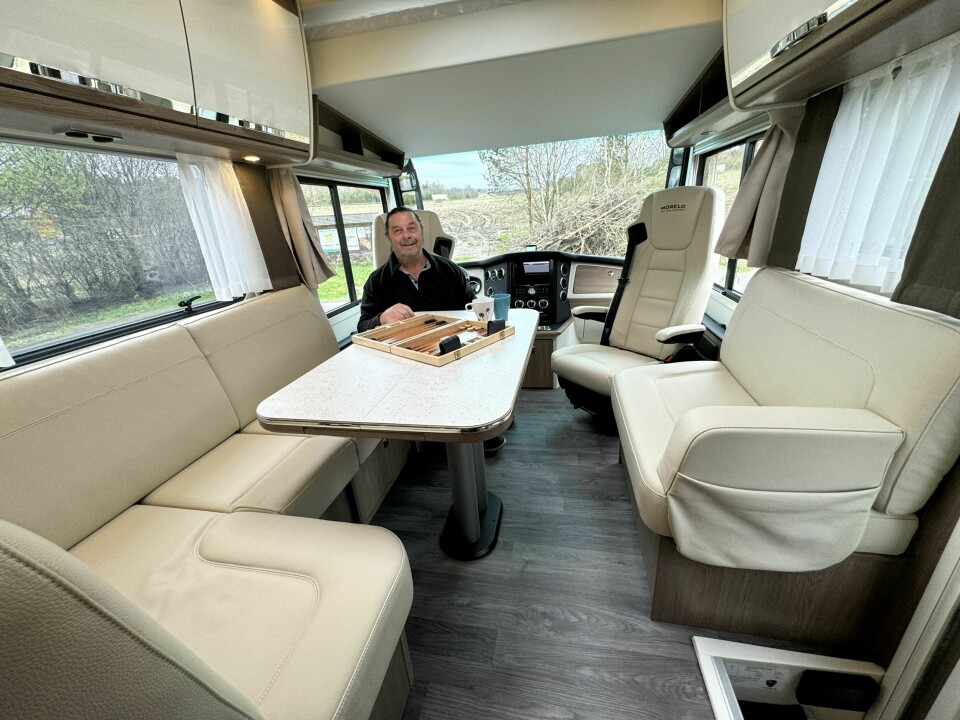 LUKSUSHYTTE PÅ HJUL: Morelo Loft 82 LB er som en luksusinnredet fritidsbolig, velegnet for spill og hygge.