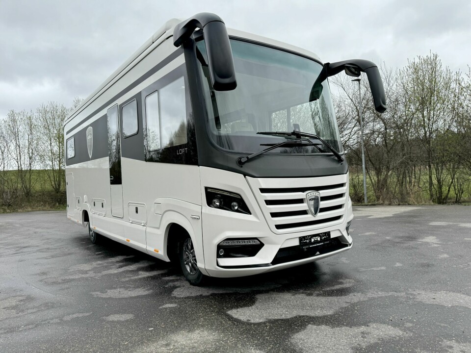 RUVER: 340 centimeter høye Morelo Loft 82 med busspeil ruver i landskapet.