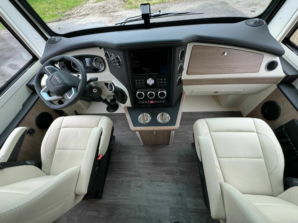 GOD OVERSIKT: Førermiljøet hos Iveco er i toppklasse. Meget komfortable kapteinsstoler trukket i skinn.