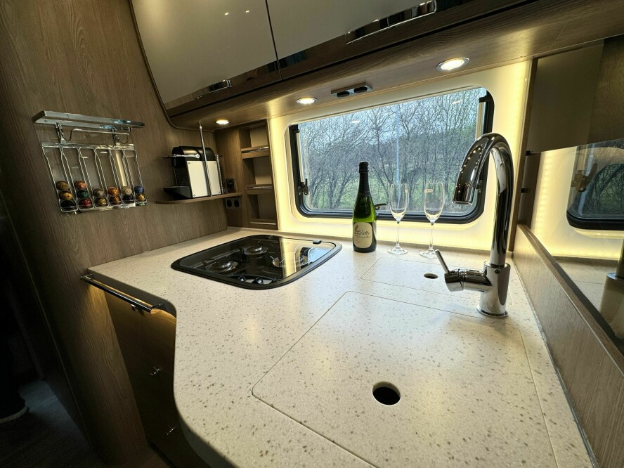 KOKKEGLEDE: Stor kjøkkenbenk og masse skap- og skuffeplass. Nespresso kaffemaskin med hylle og 230 V-uttak koster 6400 kroner ekstra.