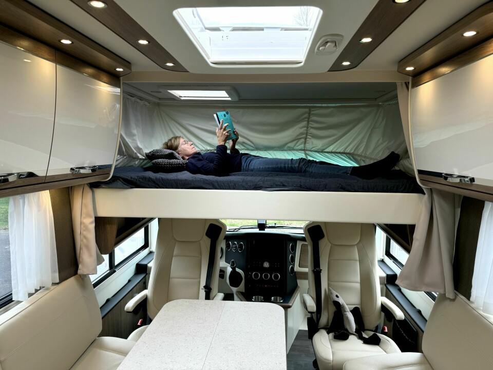 ELEKTRISK STYRING: Bekvem senkeseng med målene 200 x 130 centimeter.