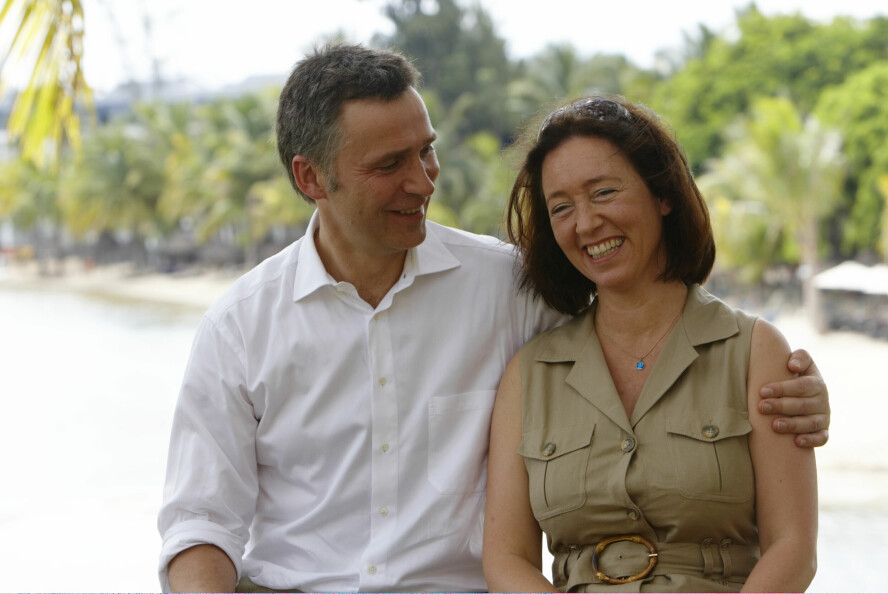 LANGVARIG KJÆRLIGHET: Under en hektisk rundreise i Afrika i 2008 fikk statsminister Jens Stoltenberg og hans kone Ingrid Schulerud litt tid til å slappe av en formiddag. Her de to sammen.
