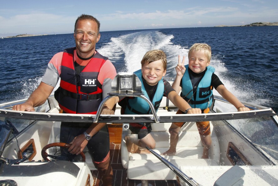 SOMMERIDYLL: Tom og sønnene Bo og Tinus på båttur i Portør i Kragerø i 2010. Familien har hytte i Portør, og der ferierer de hver eneste sommer.