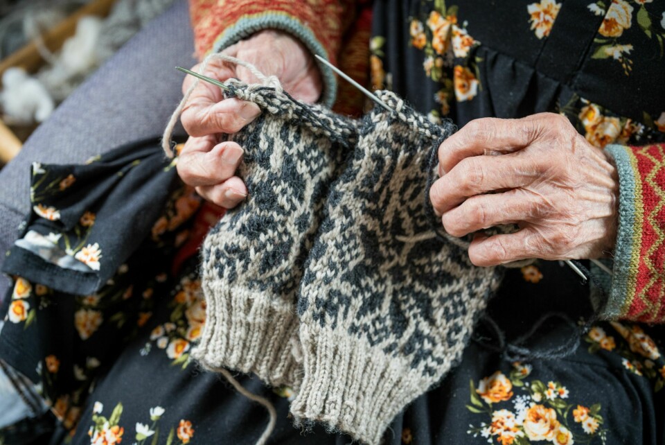 STRIKKER: Hele sitt voksne liv har Oliva strikket til barn, barnebarn og nå også oldebarn.