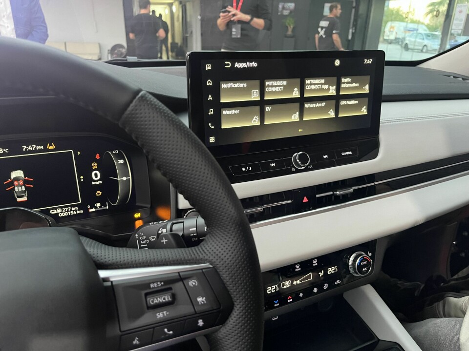 BERØRINGSSKJERM: 12,3-tommers berøringsskjerm. Rattknappene virker enkle å betjene.