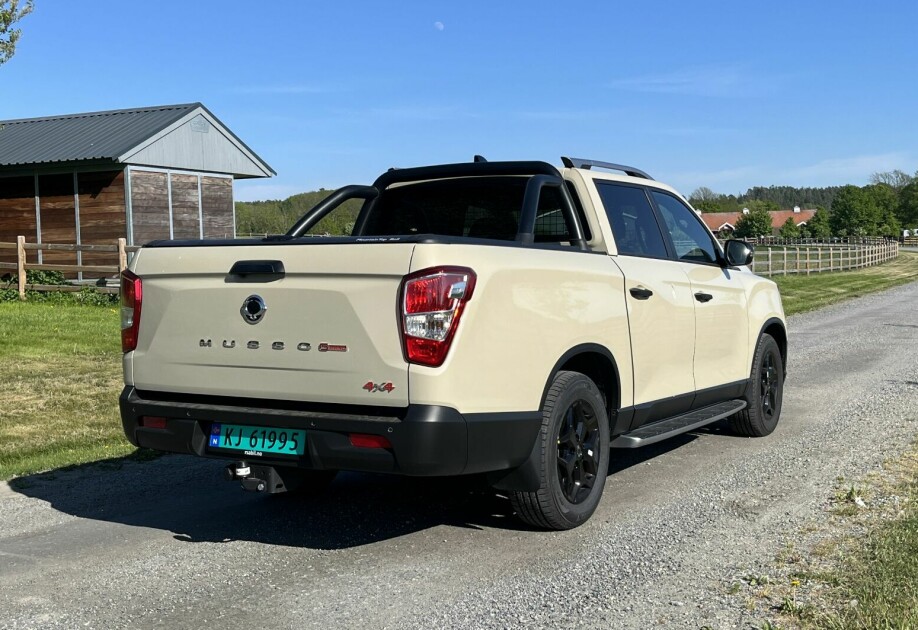 STOR PICKUP: 542 centimeter lange KGM Grand Musso har rammekonstruksjon av høyfast stål og skruefjærer foran og bak.