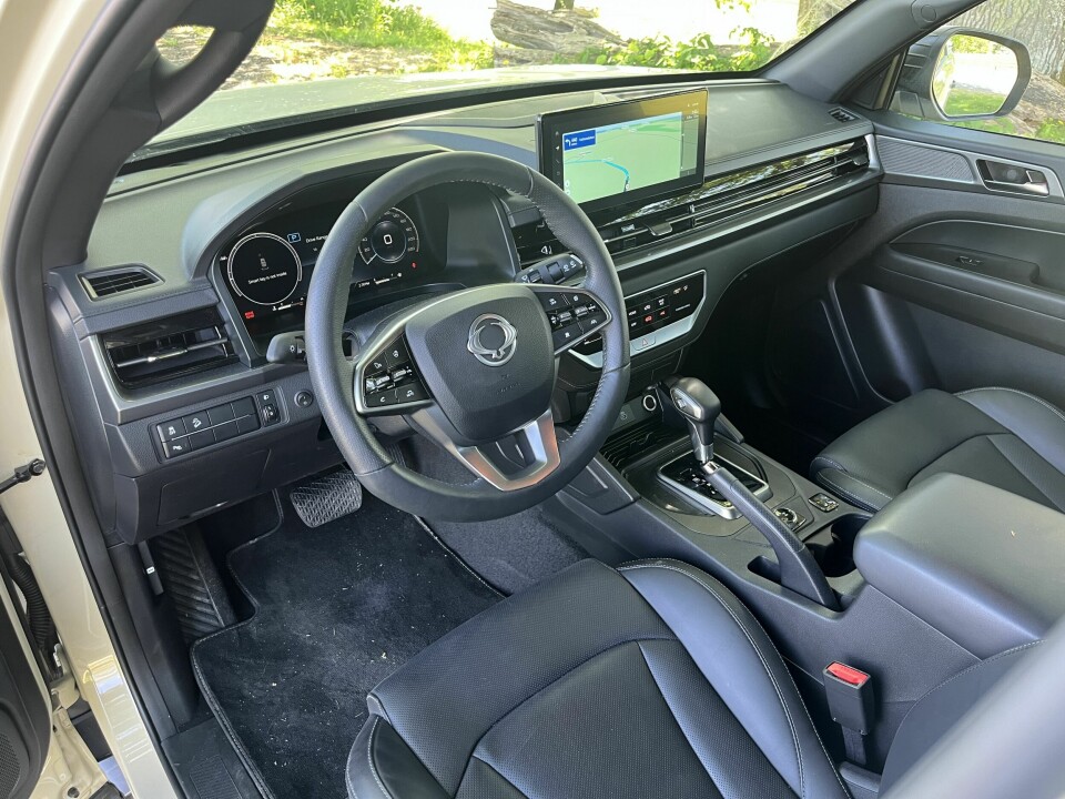 FUNKSJONELT: Fin førermiljø med store, oversiktlige knapper og god berøringsskjerm.