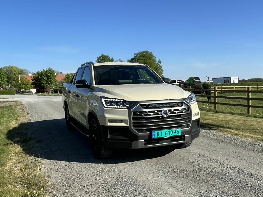 GODE KJØREEGENSKAPER: 2,2-liters turbodiesel i kombinasjon med Aisin sekstrinns automat leverer varene. Forbruket ved blandet kjøring er oppgitt til 0,92 liter. I testperioden lander vi på 0,82 l/mil.
