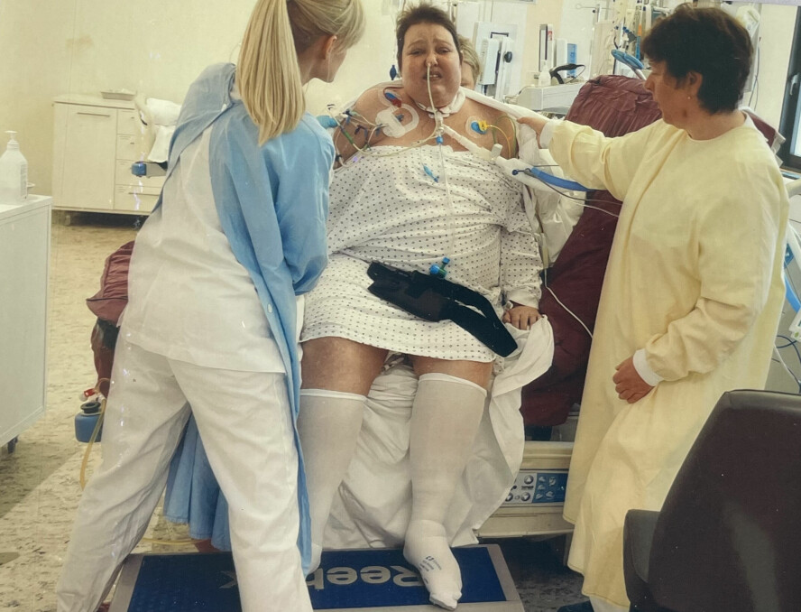 HARD KAMP: Her er Mailinn ute av koma etter over to måneder. Å prøve å sitte på sengekanten var en stor anstrengelse.