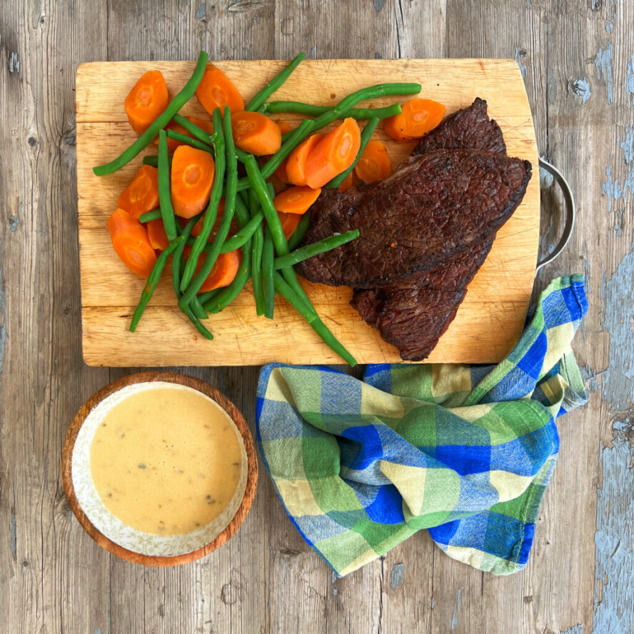 FET-TALLERKEN: En fet-tallerken kan være f.eks. entrecöte med grønnsaker og saus.
