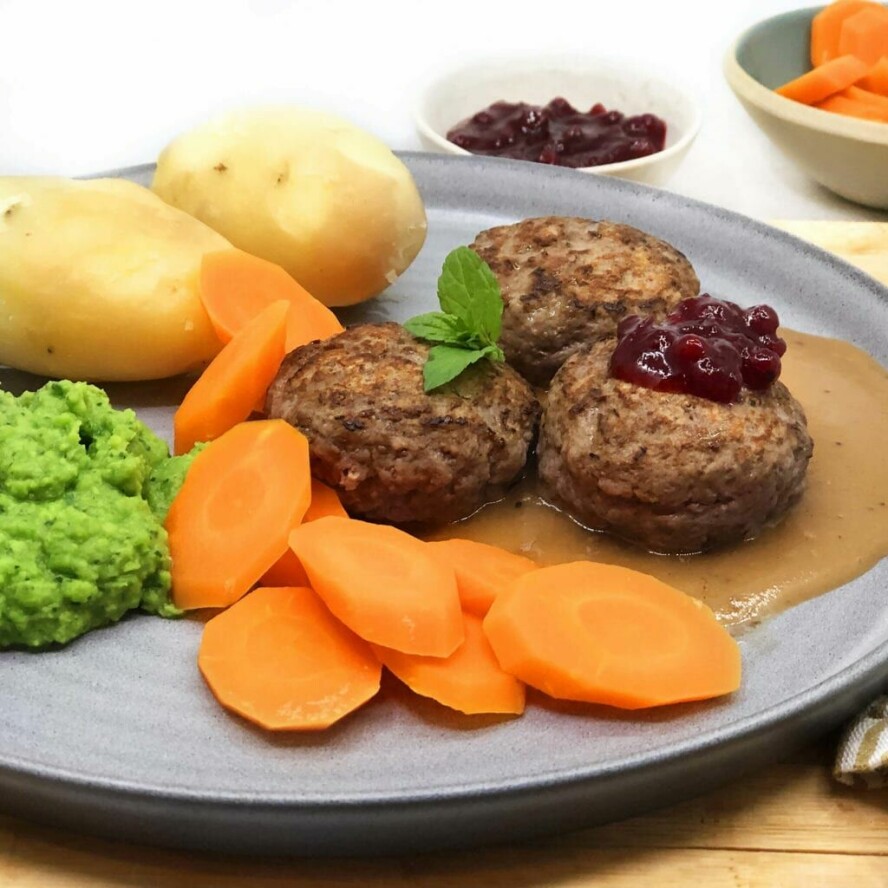 MAGER-TALLERKEN: Kjøttkaker med potet, gulrot, ertestuing og brunsaus er å regne som mager mat.